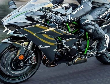 Τρομακτικό: «Σίφουνας» μηχανόβιος πέρασε από μπροστά τους με 407 χλμ/ώρα! (βίντεο)